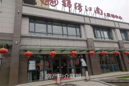 红庙新区一楼126平三室精装带车库102万可按揭